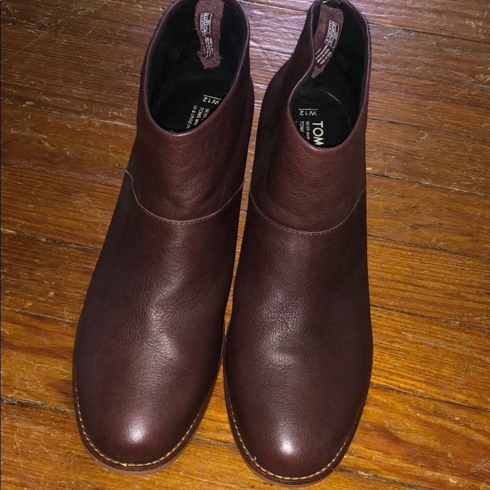 Selling a pair of TOM booties !